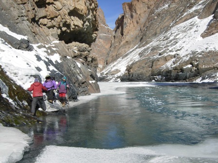 cercando di non finire in acqua